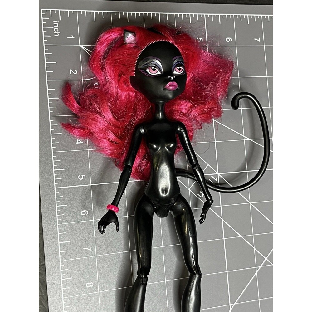 Monster High 2011 Catty Noir Nude Doll With Tail + Bracelet - Picture 7 of 8